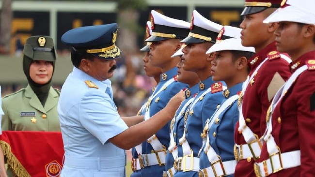 Berbekal mobil pinjaman, kedua orang tua Riri datang dari Padang menuju Magelang demi menyaksikan sang putri menjadi lulusan terbaik Akademi Angkatan Laut.