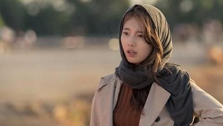 Enam penampilan aktris cantik asal Korea Selatan, Bae Suzy, dalam balutan hijab. Seperti apa gaya Suzy?