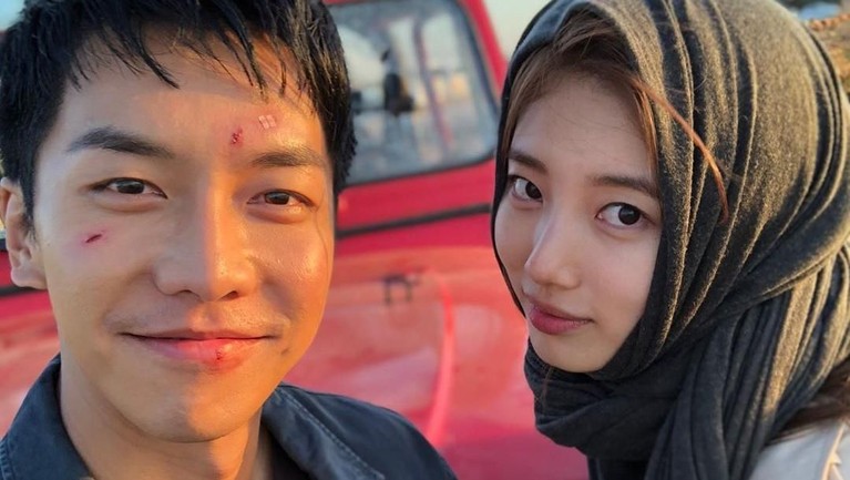 Enam penampilan aktris cantik asal Korea Selatan, Bae Suzy, dalam balutan hijab. Seperti apa gaya Suzy?
