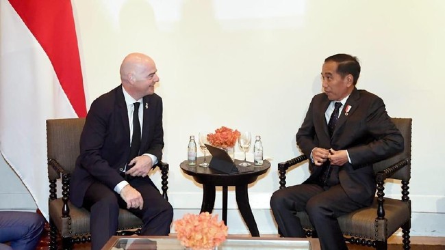 Presiden Joko Widodo (Jokowi) akan bertemu Presiden FIFA Gianni Infantino di Istana Jakarta, Selasa (18/10).