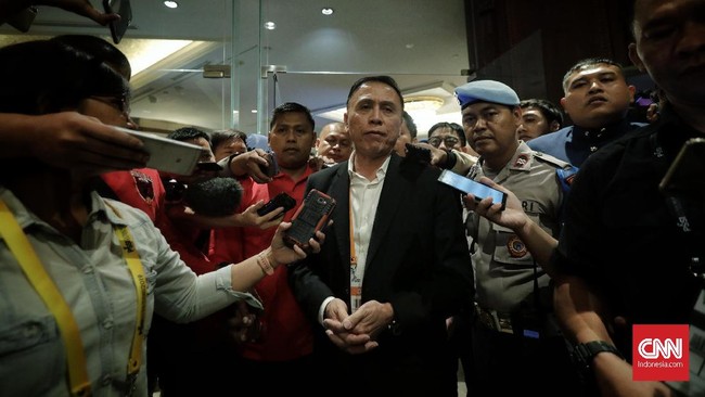 Ketua Umum PSSI Mochamad Iriawan alias Iwan Bule tercatat melakukan tindakan dan ucapan kontroversial terkait tragedi Kanjuruhan.