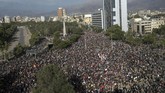 FOTO: Demo di Chile Kembali Memanas Aksi demonstrasi kembali terjadi pada Jumat (1/11) di alun-alun Plaza Italia, Chile, bertepatan dengan perayaan All Saints Day.