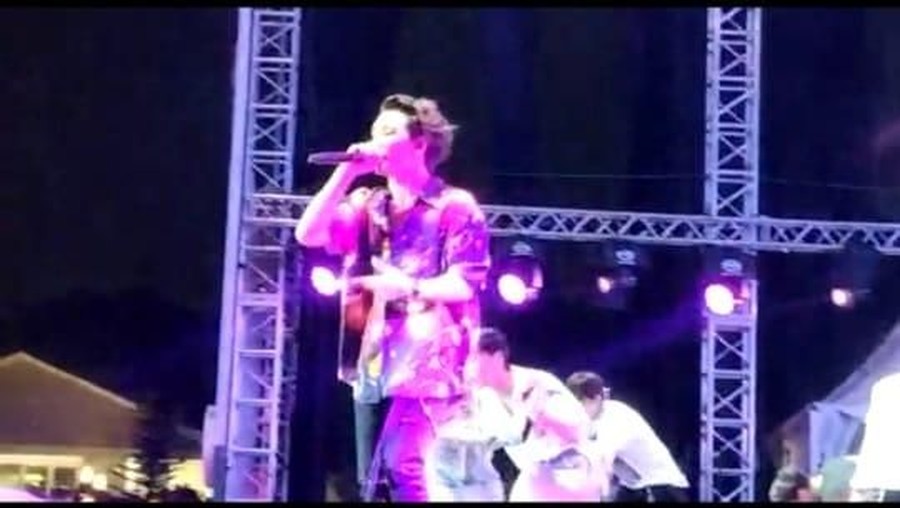Keseruan iKon Hebohkan Panggung GUDFEST 2019 Para penggemar yang sudah tidak sabar terus memanggil nama boyband kesayangan mereka.