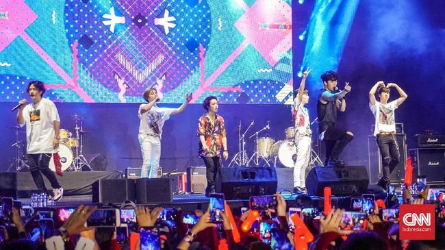 Penampilan iKON dalam GUDFEST 2019 di Helipad Parking Ground, Sabtu (2/11). Penampilan mereka dimeriahkan dengan pancaran cahaya merah dari KONBAT (lightstick iKON).