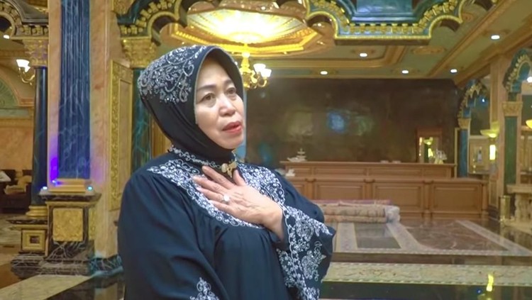 Rumah di Palu, Sulawesi Tengah baru-baru ini viral karena berlapis emas bak istana. Pemiliknya ternyata kakak dari gitaris band Slank.