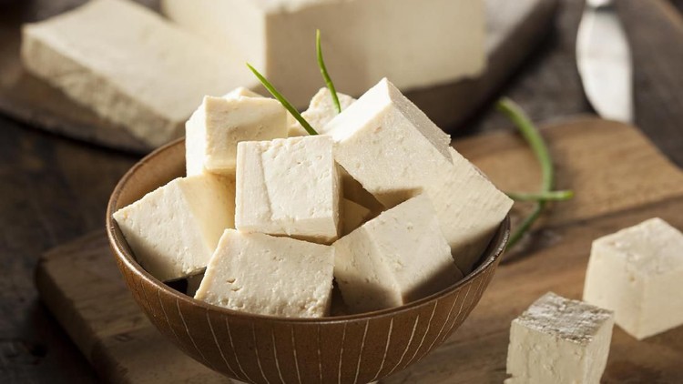 Bunda penyuka tahu Jepang atau tofu? Merasa kesulitan saat menggorengnya karena tofu memiliki tekstur yang sangat lembut? Ikuti tips menggoreng tofu ini ya.