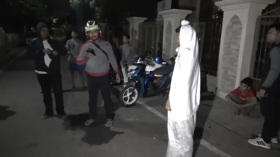 Prank Warga dengan Kostum Pocong, Dua Remaja Ini Ditangkap Dua remaja ditangkap tim Penikam Makassar karena gunakan kostum pocong yang resahkan warga.
