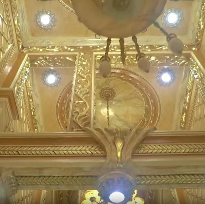 <p>Anita, yang juga kakak dari gitaris Slank, Abdee Negara ini mengaku jika tidak memiliki asisten rumah tangga (ART) di istananya itu. (Foto: YouTube Cinta Quran TV)</p>