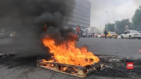 VIDEO: Demo di Baghdad, Massa Blokir Jalan