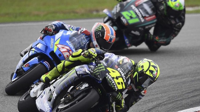 Legenda MotoGP asal Italia, Marco Lucchinelli menilai Valentino Rossi seharusnya sudah pensiun dari ajang MotoGP.