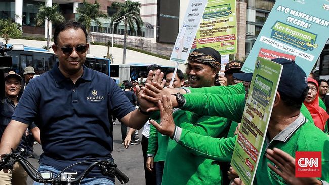 Anies Akui Jalur Sepeda Jakarta Belum Jadi Kelas Utama Merespons komentar warga soal jalur sepeda yang buat jalan lebih sempit, Gubernur DKI Anies Baswedan mengakui jalur sepeda memang belum jadi kelas utama.