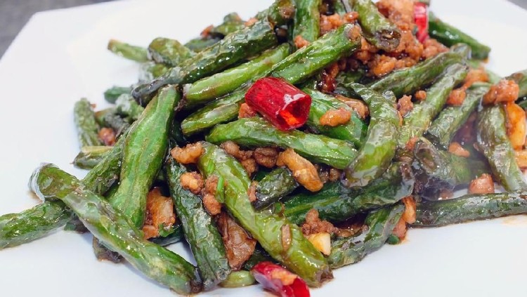 Lagi diet dan mau menu yang praktis untuk makan siang? Boleh dicoba nih, resep tumis kikil kacang panjang ala DEBM.