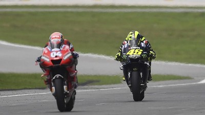 Pelukan Hangat untuk Rossi dan Dovizioso di MotoGP 2020