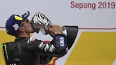 FOTO: Pesta Vinales di MotoGP Malaysia 2019 Pebalap Yamaha Maverick Vinales unggul catatan waktu signifikan atas Marc Marquez untuk jadi juara MotoGP Malaysia 2019 di Sirkuit Sepang, Minggu (3/11).