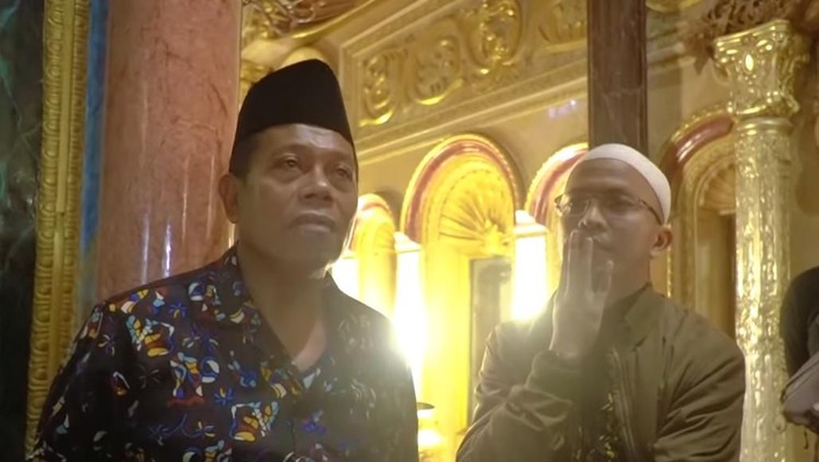 Rumah Berlapis Emas Bak Istana, Aneh Hasim Setia Gunakan HP Jadul Punya rumah mewah seperti istana, Hasim malah lebih memilih untuk menggunakan handphone jaman dulu lho, Bun.
