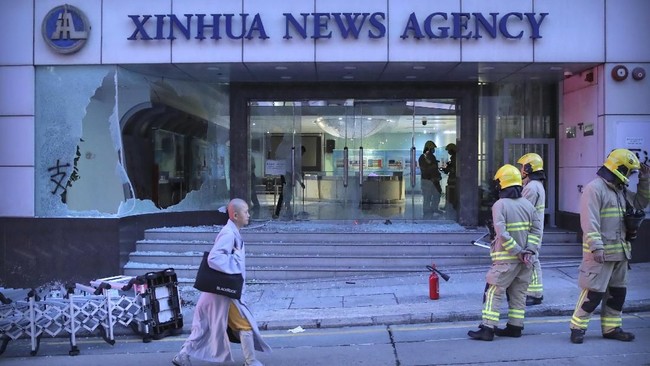 Kantor berita resmi pemerintah China, Xinhua, menyesalkan terjadi perusakan kantor bironya di Hong Kong saat demonstrasi Sabtu (3/11).