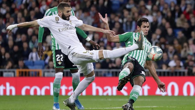 Real Madrid meggeser Barcelona dari puncak klasemen Liga Spanyol setelah skuat arahan Zinedine Zidane diimbangi Real Betis tanpa gol.