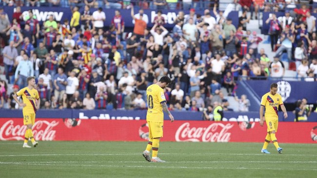 Barcelona secara mengejutkan dipermalukan Levante 1-3 dalam lanjutan La Liga Spanyol di Stadion Ciudad de Valencia, Sabtu (2/11).