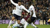 FOTO: Liverpool Menang Dramatis di Liga Inggris Sempat tertinggal lebih dulu dari Aston Villa, Liverpool baru mampu mencetak gol pada menit-menit akhir pertandingan di Stadion Villa Park, Sabtu (2/11).