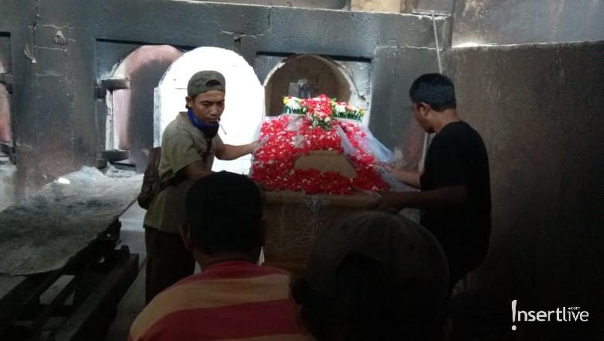 Berikut adalah momen saat sang peramal yaitu Suhu Naga di kremasi hari ini&comma; Minggu &lpar;3&sol;11&rpar;&comma; di Krematorium Jabar Agung&comma; Tangerang&comma; Banten versi Insertlive&period;