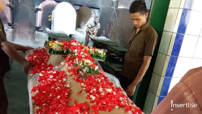 7 Momen Proses Kremasi Jenazah Peramal Suhu Naga Berikut adalah momen saat sang peramal yaitu Suhu Naga di kremasi hari ini, Minggu (3/11), di Krematorium Jabar Agung, Tangerang, Banten versi Insertlive.