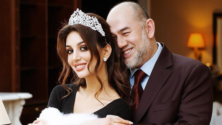 Oksana Voevodina sudah bercerai dengan eks Raja Malaysia, Sultan Muhammad V. Tapi, sang mantan suami belum pernah menengok bayinya.
