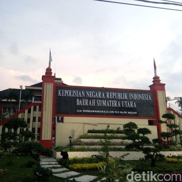 Injak hingga Gosok Bendera Pakai Sikat WC, Wanita Ini Ditangkap Polisi