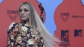 Pabllo Vittar dari Brasil memilih dress floral untuk penampilannya di MTV EMA 2019. Namun cek bagian bawahnya, berlubang-lubang seperti tercabik. ( CRISTINA QUICLER / AFP)