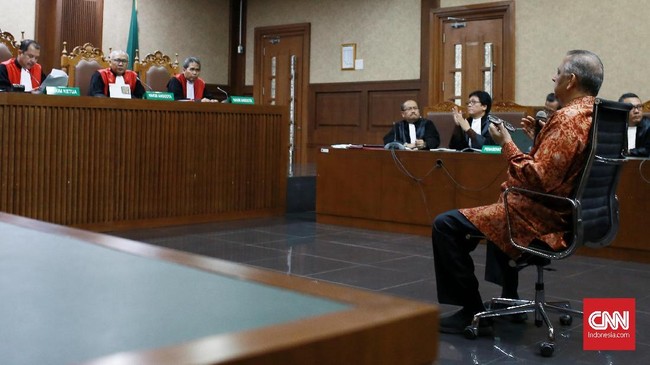 Menteri BUMN Erick Thohir tak bisa memastikan Sofyan Basir bisa menjadi dirut PLN lagi walau pengadilan sudah membebaskannya dari tuduhan korupsi.