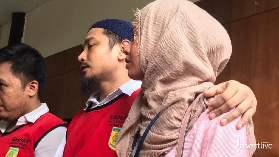 Zul Zivilia mendatangi sidang lanjutan kasus narkoba didampingi sang istri, Retno Paradinah.