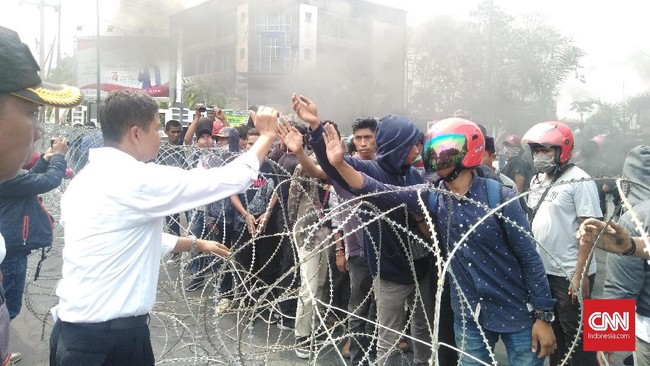 Di depan mahasiswa yang berdemo, Polda Sultra menyatakan polisi mengupayakan pengungkapan kasus tewasnya Randi dan Yusuf Kardawi dua hari ke depan.