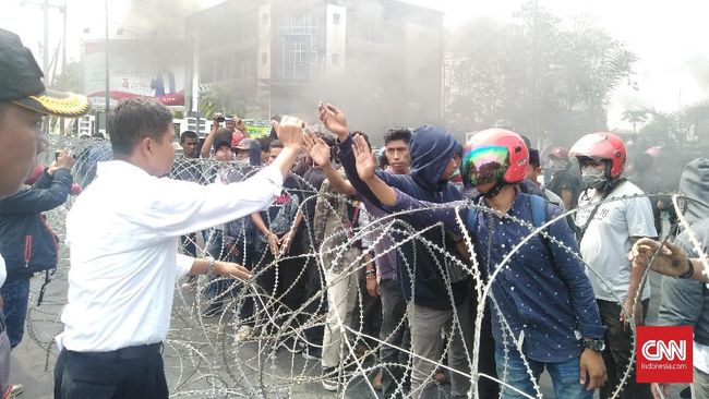 Mahasiswa Kendari Demo lagi, Polisi Janji Pengungkapan 3 Hari Di depan mahasiswa yang berdemo, Polda Sultra menyatakan polisi mengupayakan pengungkapan kasus tewasnya Randi dan Yusuf Kardawi dua hari ke depan.