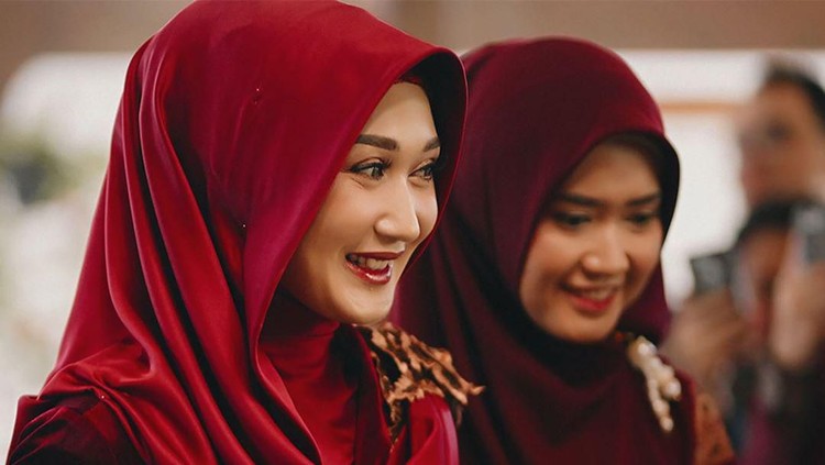 Desainer Dian Pelangi telah resmi menikah untuk kali kedua. Sang kakak pun memberi pesan haru untuk suami Dian, Sandy Nasution.
