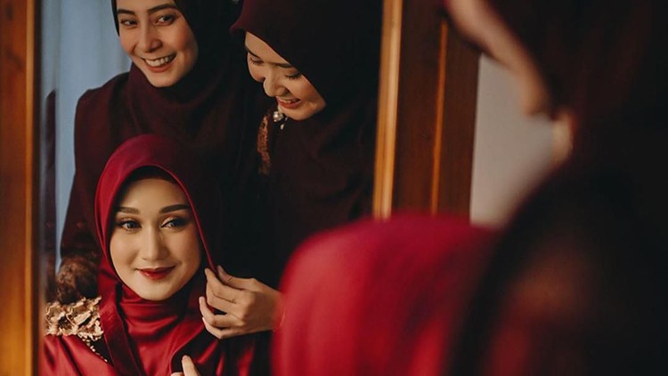 Kabar bahagia datang dari Dian Pelangi yang resmi menikah kedua kali. Tak ketinggalan, Kahiyang Ayu bawa kado yang bikin Fitri Tropica melongo.