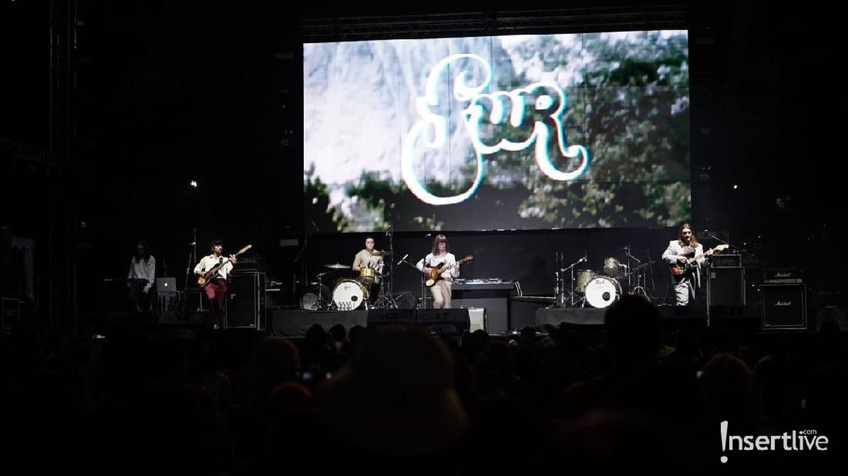 FUR adalah band asal Inggris yang populer lewat lagu If You Know That I'm Lonely&period; Berikut aksi panggung FUR saat tampil menghibur penggemar di Jakarta&period;