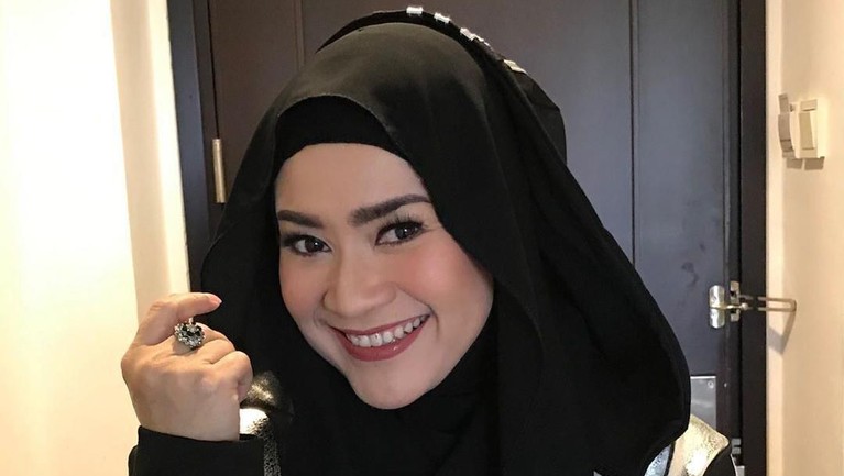 7 Pedangdut Ini Terkenal Tanpa Goyangan Seksi Bukan pamer goyangan seksi, tujuh pedangdut ini dikenal dan memberikan penampilan sempurnanya di atas panggung dengan suara emas.