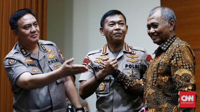 Saat bertamu ke markas KPK, Kapolri Jenderal Idham Azis menjanjikan penuntasan kasus teror air keras terhadap Novel Baswedan.