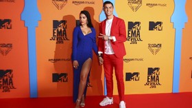 FOTO: 8 Selebriti Berbusana Terbaik di MTV EMA 2019