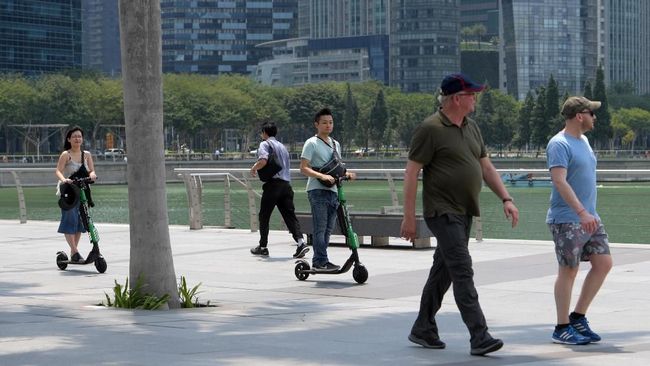 Singapura Larang Skuter Listrik di Trotoar Pemerintah Singapura akan melarang penggunaan skuter listrik di sepanjang trotoar mulai Selasa (5/11) besok. Aturan itu diterapkan atas alasan keamanan.