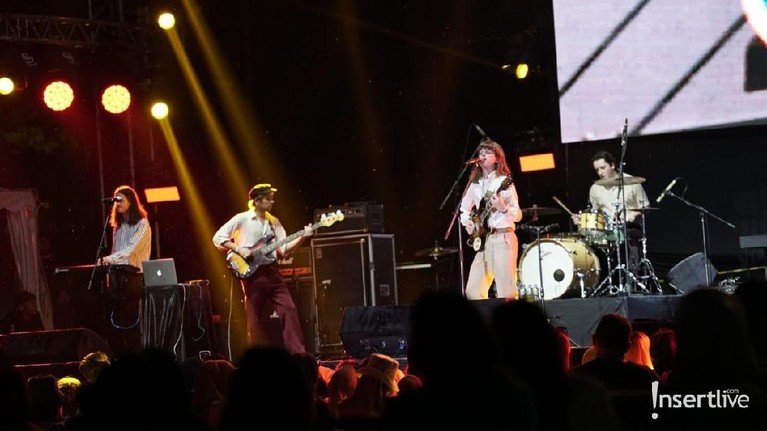 Aksi Panggung FUR Saat Memukau Penonton di GUDFEST 2019 FUR adalah band asal Inggris yang populer lewat lagu If You Know That I'm Lonely. Berikut aksi panggung FUR saat tampil menghibur penggemar di Jakarta.