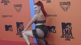 Dibanding dengan datang ke acara penghargaan, mungkin Justina Valentine lebih cocok ke pesta seksi (Photo by CRISTINA QUICLER / AFP)