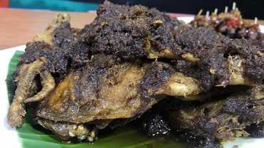 Menjajal Bebek Goreng Bumbu Hitam Tanpa MSG