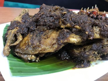 Menjajal Bebek Goreng Bumbu Hitam Tanpa MSG
