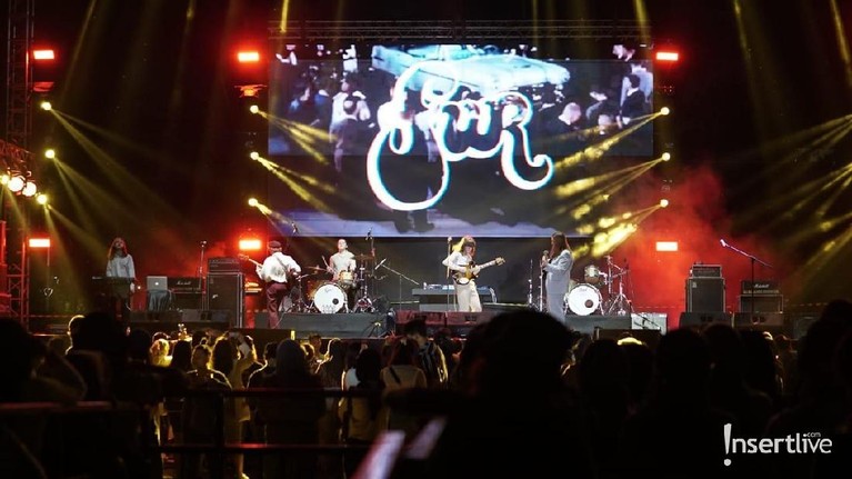 Aksi Panggung FUR Saat Memukau Penonton di GUDFEST 2019 FUR adalah band asal Inggris yang populer lewat lagu If You Know That I'm Lonely. Berikut aksi panggung FUR saat tampil menghibur penggemar di Jakarta.