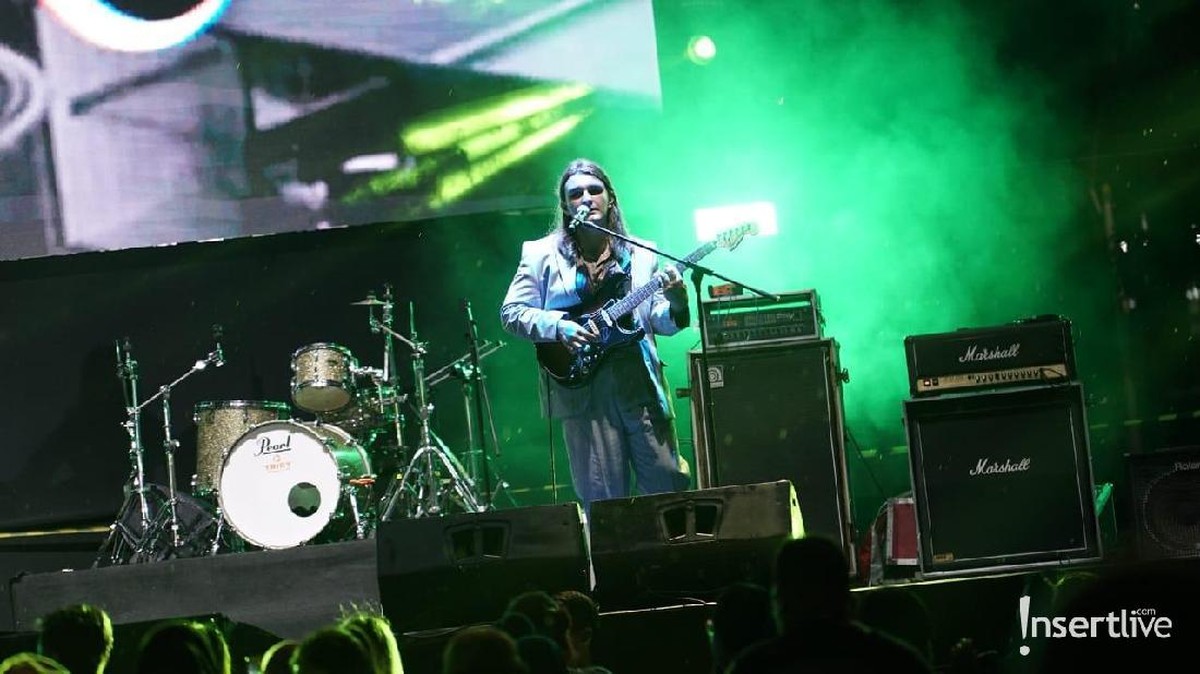 FUR adalah band asal Inggris yang populer lewat lagu If You Know That I'm Lonely&period; Berikut aksi panggung FUR saat tampil menghibur penggemar di Jakarta&period;