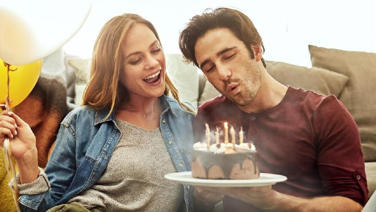 Memberi ucapan selamat ulang tahun bisa dengan puisi singkat berikut ini, Bun.