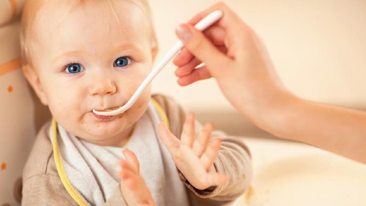 Sedini mungkin setelah anak mulai makan makanan padat, Bunda bisa kenalkan makanan yang bisa picu alergi.