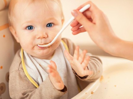 3 Cara Kenalkan Makanan yang Bisa Picu Alergi pada Anak