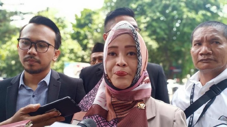 Anggota DPD RI asal DKI Jakarta Fahira Idris dilaporkan ke polisi atas tuduhan penyebaran hoax soal virus Corona&period; Berikut sosok Fahira&comma; Bun&period;