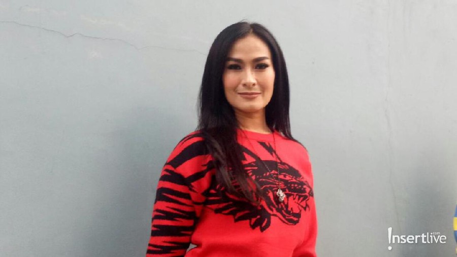 Iis Dahlia dan Satro Dewandono baru saja merayakan pernikahan yang ke-18 tahun.